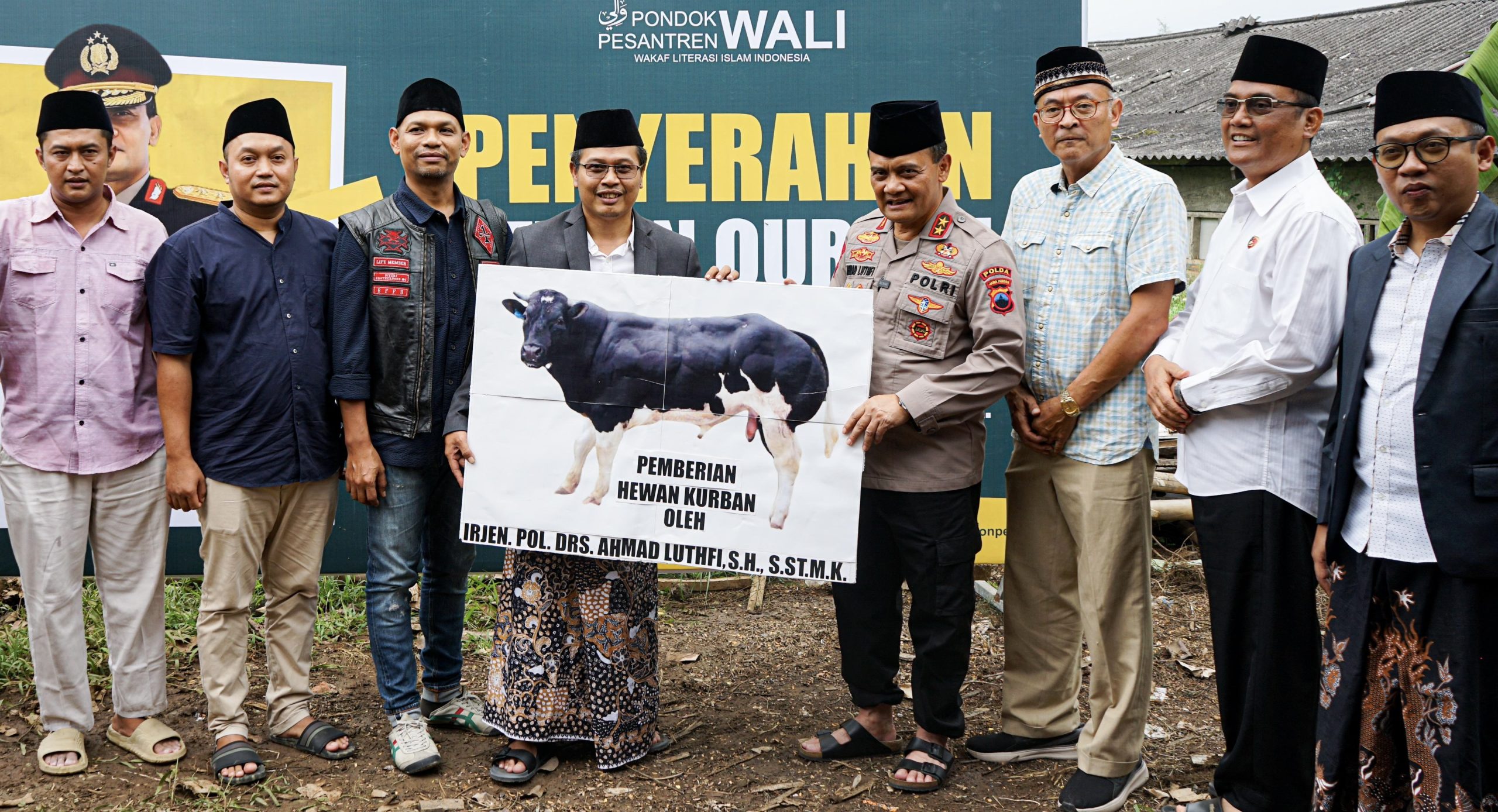 Irjen. Pol Ahmad Luthfi Serahkan Sapi Hewan Qurban Ke Ponpes Wali Kab ...